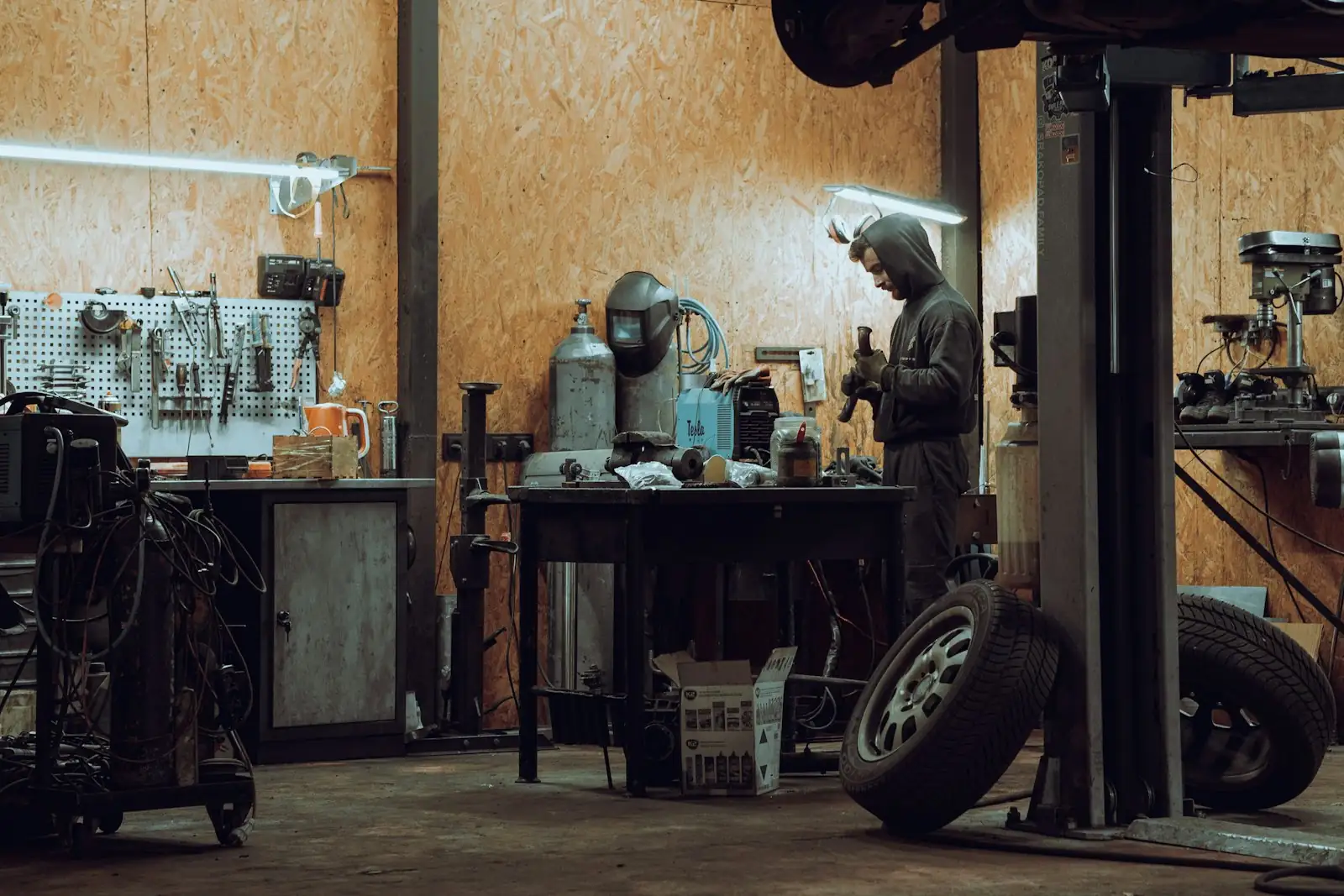 Mechanical workshop with tools and a vehicle on a lift